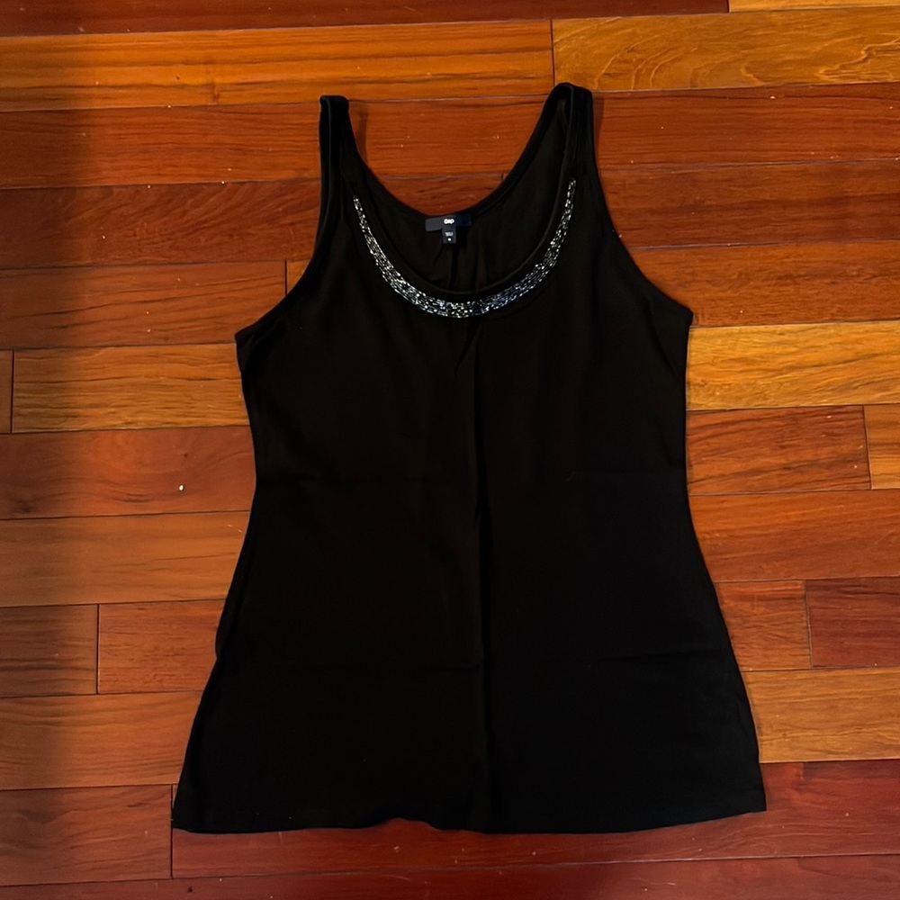Gap tank in black with needing size M